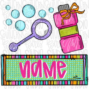 Peut inclure: Illustration fantaisiste avec un souffleur de bulles, des bulles et une bouteille de solution à bulles avec un nœud. Un panneau rectangulaire avec le mot "NAME" en lettres roses est également inclus. Le design est coloré et ludique, idéal pour les produits pour enfants.