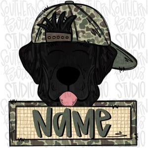 Può includere: Un'illustrazione digitale di un cane nero che indossa un berretto da baseball mimetico, posizionato sopra un cartello rettangolare con bordo mimetico e sfondo a griglia. La parola NAME è scritta in grandi lettere verde scuro.