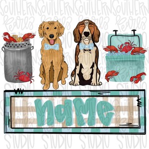 Op de afbeelding: Een digitale illustratie met een golden retriever en een beagle, beide met lichtblauwe vlinderdasjes, tussen een grijze metalen pan vol rode kreeften en een blauwgroene koelbox met kreeften, met daaronder een naamplaatje.