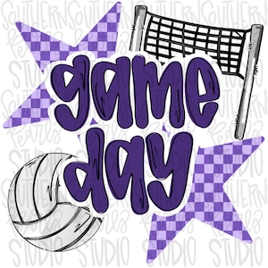 Könnte beinhalten: Ein Grafikdesign mit dem violetten Text "game day" in einer fetten, abgerundeten Schriftart. Das Design enthält einen weißen Volleyball mit schwarzen Linien, ein schwarzes Volleyballnetz und zwei violett-weiß karierte Sterne.