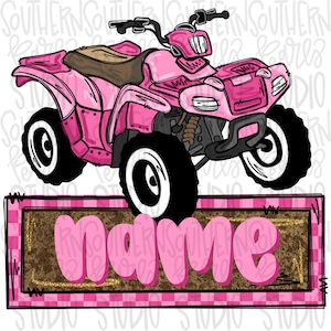 Op de afbeelding: Roze ATV-illustratie met zwarte banden en een bruin zadel. De ATV staat boven een rechthoekig bord met het woord "name" in roze bubbelletters. Het bord heeft een gouden rand en een roze en witte geblokte achtergrond.