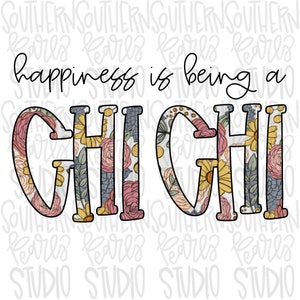 以下が含まれることがあります： 白い背景に、黒い筆記体で「happiness is being a CHI CHI」と書かれています。「CHI CHI」の文字は、ピンク、黄色、青の花柄で埋められています。