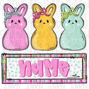 Op de afbeelding: Drie cartoon konijnfiguren in roze, geel en blauw, elk met een strik. Daaronder een rechthoekig bord met het woord "Name" in roze bubbelletters, tegen een achtergrond met stippen en ruitjes.