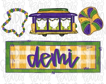 Puede incluir: Un letrero de temática Mardi Gras en color morado y dorado con la palabra "demi" sobre un fondo a cuadros amarillo y blanco. El letrero está rodeado por un borde verde. Hay un tranvía morado y dorado y una flor de lis morada y dorada a cada lado del letrero.