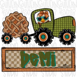 Op de afbeelding: Een groene tractor met een bruine taart achterin. Een cartoon eend met een zonnebril en een strik bestuurt de tractor. De tekst "Demi" staat op een bruin en beige geruit bord.