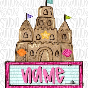 Pode incluir: Uma ilustração de castelo de areia com uma torre central, duas torres laterais e uma estrela amarela. O castelo apresenta conchas laranja e rosa, bandeiras coloridas e uma base retangular com fundo listrado azul claro e a palavra name.