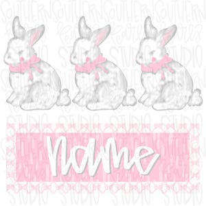 Op de afbeelding: Drie illustraties van witte konijntjes in aquarel met roze strikken. Onder de konijntjes staat een roze banner met het woord "Name" in witte letters.