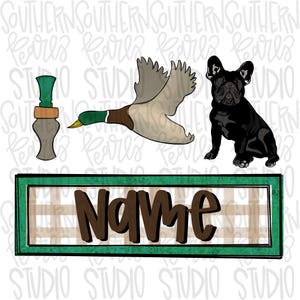 Könnte beinhalten: Eine grüne, weiße und braune Entenattrappe, eine braune und schwarze Französische Bulldogge und ein brauner und grüner Jagdruf mit dem Wort "NAME" in brauner Schrift auf einem grün-weiß karierten Hintergrund.
