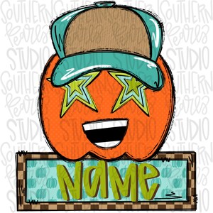 Peut inclure: Un graphique de citrouille orange avec une casquette de baseball bleu sarcelle, des yeux en forme d'étoile aux contours jaunes et bleu sarcelle, et une large bouche souriante. Sous la citrouille, un panneau rectangulaire avec un bord à carreaux marron et le mot NAME en vert.
