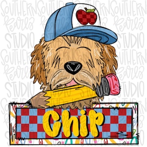 Può includere: Un'illustrazione a cartone animato di un cane marrone dorato che indossa un berretto da baseball blu e bianco con un grafico di una mela rossa. Il cane tiene una matita gialla in bocca sopra un cartello rettangolare a scacchi rossi e blu.