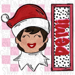 Może przedstawiać: Cyfrowa ilustracja świątecznego elfa w czerwonym kapeluszu Świętego Mikołaja i białym stroju elfa. Elf uśmiecha się i ma brązowe włosy. Elf trzyma znak z napisem "Demi!" w różowych literach na czarnym tle w białe kropki.