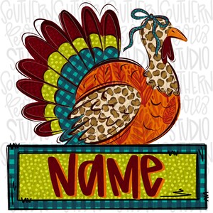 Puede incluir: Ilustración de un pavo de dibujos animados colorido con un lazo verde azulado, detalles de estampado de leopardo y una pancarta que dice "NAME". El pavo presenta una mezcla de patrones y colores, incluyendo naranja, rojo, azul y verde, perfecto para Acción de Gracias o diseños otoñales.