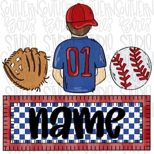 Può includere: Un design di sublimazione a tema baseball con un ragazzo che indossa una maglia blu con il numero "01" sul retro, un guanto da baseball, una palla da baseball e un righello a scacchi rosso e blu con la parola "nome" in testo nero.