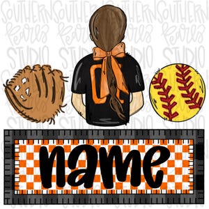 Può includere: Illustrazione a tema softball. Una ragazza con una coda di cavallo e un fiocco arancione indossa una maglia nera con il numero 04. Sono raffigurati anche una palla da softball, un guanto e uno striscione con un motivo a scacchi arancione e bianco.