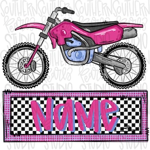 Op de afbeelding: Illustratie van een roze en zwarte motorcrossmotor. De motor heeft zwarte wielen, een zwart zadel en een lichtblauwe motor. Daaronder een roze en zwarte geblokte rechthoek met het woord "NAME" in roze en blauw.