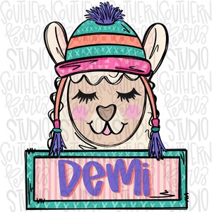 Może przedstawiać: Uroczy kreskówkowy lama w różowo-turkusowym zimowym kapeluszu z fioletowym pomponem. Lama ma zamknięte oczy i uśmiecha się. Lama trzyma znak z napisem "Demi" fioletowymi literami.