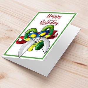 Może przedstawiać: Kartka urodzinowa z postacią z kreskówki przebraną za superbohatera trzymającą nożyczki. Kartka ma zieloną ramkę i napis "Happy Birthday" w kolorze czerwonym.