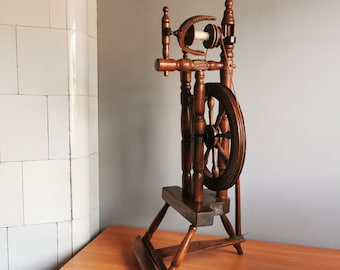Kołowrotek, zabytkowy pionowy kołowrotek, niesprawny