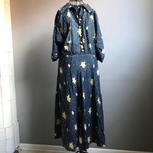 女性用花柄ドレス、ボタンフロント、サイズ EU 38-40、ヴィンテージ ソビエト服、1960 年代ソ連製ハンドメイドドレス