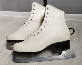 Patins à glace vintage, bottes rétro en cuir blanc ivoire pour sport d'hiver soviétique, fabriqués en République tchèque