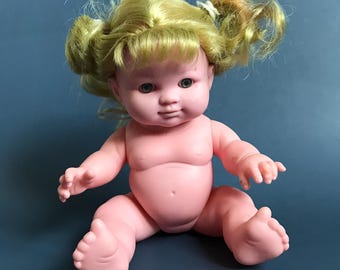 Vintage kleine pop met heel schattig gezicht