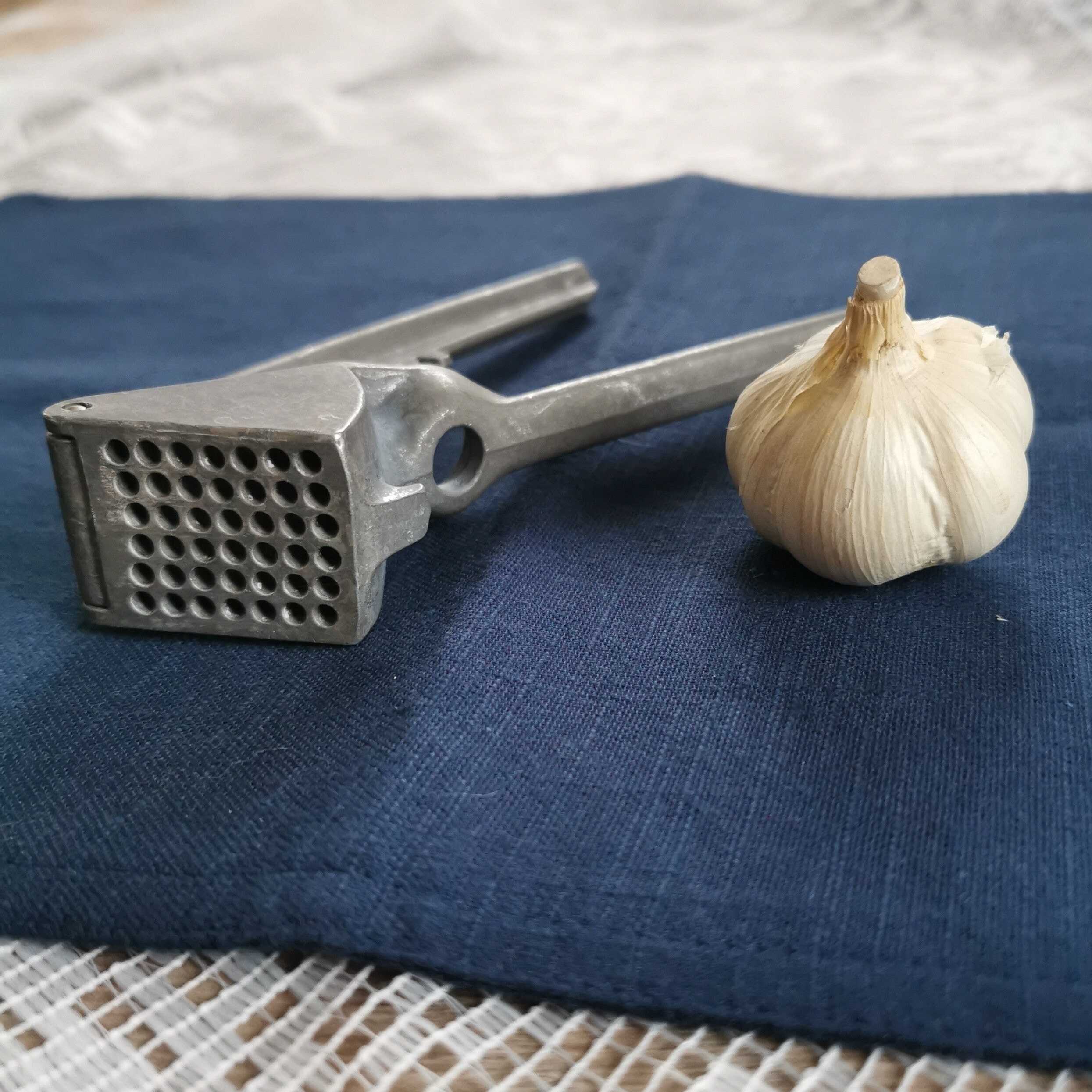 Comprar 1 Uds. Prensador de ajo de acero inoxidable, picadora Manual de ajo,  herramientas para picar ajo, herramientas curvas para frutas y verduras,  utensilios de cocina