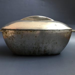 Vintage sovjetisk oval stekpanna, gjutjärnsgryta, "Utjatnica" panna