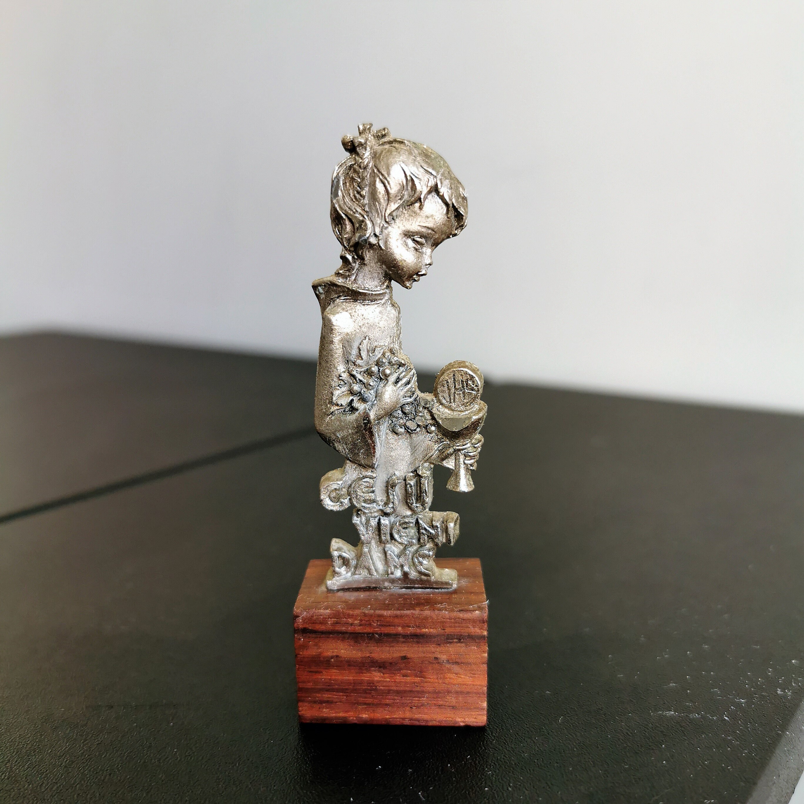 イタリア PELTROのピュター製バレリーナ像です。 木製ベース Little Girl Receiving Communion, Vintage Peltro Pewter Figurine