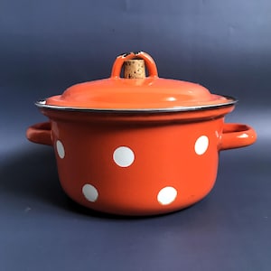 Può includere: Pentola di smalto arancione con pois bianchi e coperchio in sughero.