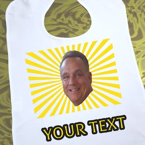 Gesicht Foto Erwachsene Lätzchen Gelb Sonnenstrahl Hintergrund, mit Bild und Text personalisiert