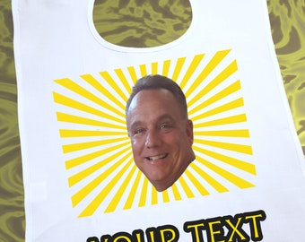 Babero con foto de cara para adulto con fondo de rayos de sol amarillos, personalizado con imagen y texto