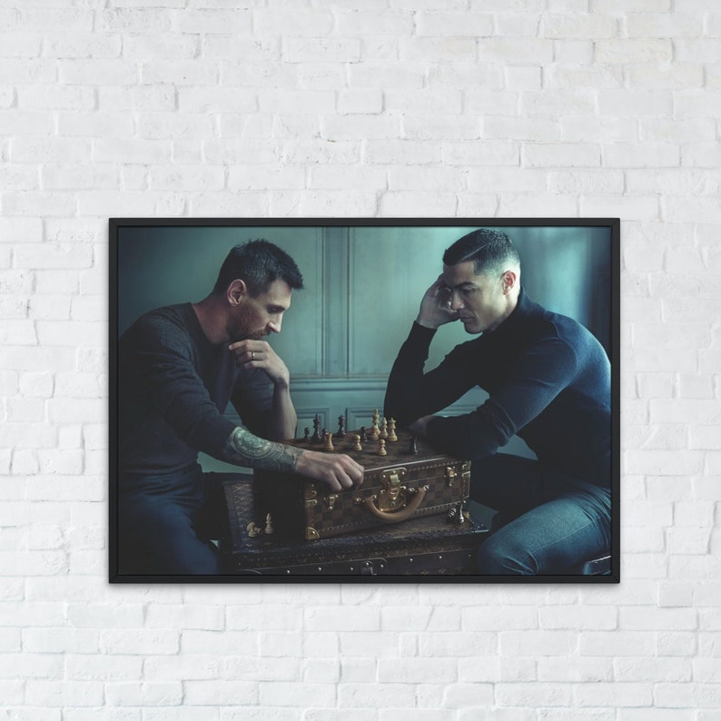 Op de afbeelding: Ingelijste print met twee mannen die schaken. Het schaakspel staat op een bruine leren koffer. De mannen dragen donkere tops en jeans. De achtergrond is een lichtblauwe muur.