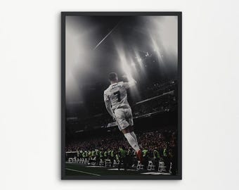 以下が含まれることがあります： 白黒の写真で、白いユニフォームを着たサッカー選手が写っています。ユニフォームの背中には「RONALDO」という名前と「7」という番号が書かれています。選手は、大勢の観客の前でゴールを祝っています。