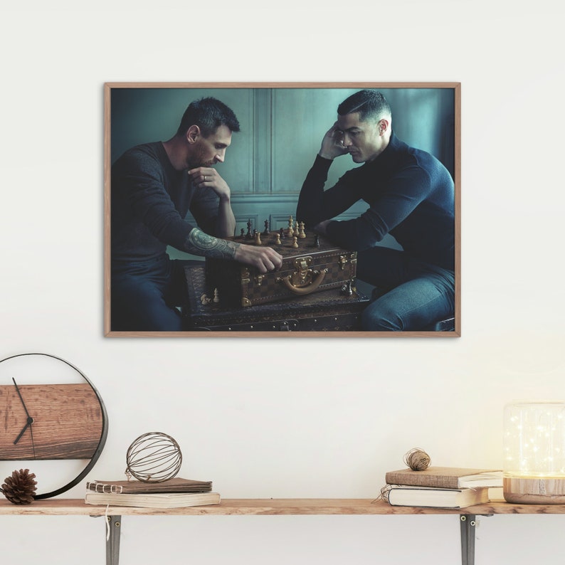 Op de afbeelding: Ingelijste print met twee mannen die schaken. Het schaakspel staat op een vintage bruine koffer. De mannen dragen donkere kleding, &eacute;&eacute;n man heeft een volledige mouwtattoo. De achtergrond is een gedempt blauw.