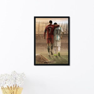 Pu&ograve; includere: Una fotografia incorniciata di due calciatori, Cristiano Ronaldo e Lionel Messi, che si allontanano dalla telecamera. Ronaldo indossa una maglia rossa con il numero 7 e Messi indossa una maglia azzurra con il numero 10. Lo sfondo &egrave; un'immagine sfocata di uno stadio di calcio.