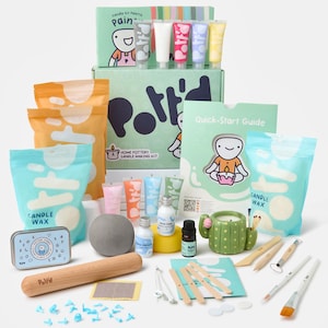 Könnte beinhalten: Ein Heim-Töpfer-Kerzen-Set mit einer grünen Box, einem Kaktus-Kerzenhalter und einer Vielzahl von Zubehör wie Wachs, Dochten, Farbe und Werkzeugen.