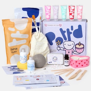 Könnte beinhalten: Ein Töpferei-Set mit allem, was Sie zum Herstellen einer Kerze benötigen. Das Set enthält eine Box mit den Worten "Romance Edition" und "Pott'd" darauf, einen Beutel mit Ton, ein kleines Glas mit Base Coat, ein kleines Glas mit Glanzlack, eine kleine Flasche mit ätherischem Öl, eine kleine Dose mit den Worten "Candle Cozy" darauf, eine herzförmige Kerzenform und ein Satz Werkzeuge zum Formen des Tons.