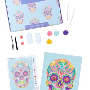 Może przedstawiać: Zestaw do malowania diamentowego Day of the Dead z kolorowym wzorem czaszki cukrowej. Zestaw zawiera pł&oacute;tno, diamenty, tacę, pęsetę i długopis.
