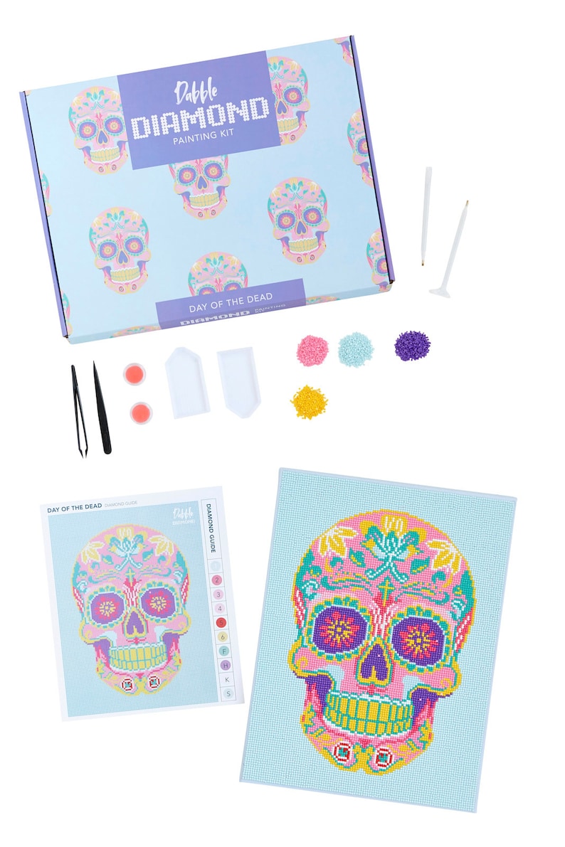 Może przedstawiać: Zestaw do malowania diamentowego Day of the Dead z kolorowym wzorem czaszki cukrowej. Zestaw zawiera pł&oacute;tno, diamenty, tacę, pęsetę i długopis.