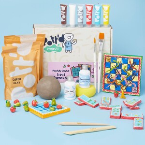 K&ouml;nnte beinhalten: Ein Bastelset zum Herstellen von Spielen aus Ton. Das Set enth&auml;lt sechs Tuben Farbe, eine Flasche Glaslack, eine Flasche Grundierung, einen Tonblock, zwei Holzwerkzeuge und drei Spiele: Tic-Tac-Toe, Schlangen und Leitern und Domino.