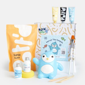 K&ouml;nnte beinhalten: Ein Pinguin-f&ouml;rmiges Ton-Skulpturen-Set mit blauer und wei&szlig;er Farbe, einer T&uuml;te Ton, Pinseln sowie Grundierung und Glanzlack. Das Set enth&auml;lt Anleitungen zum Bau eines Pinguins namens Patrick.