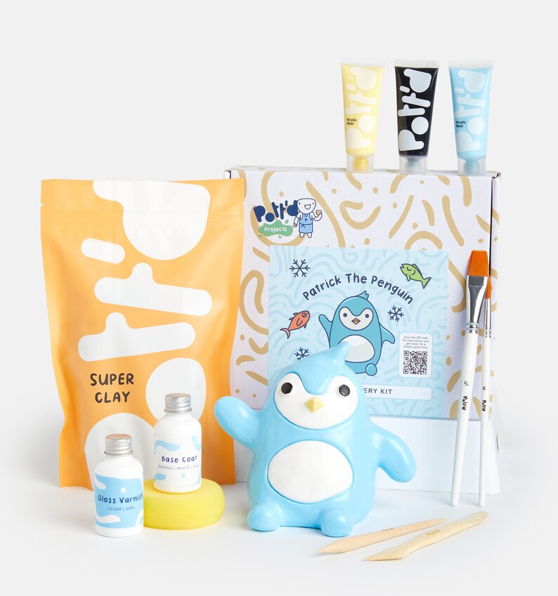 K&ouml;nnte beinhalten: Ein Pinguin-f&ouml;rmiges Ton-Skulpturen-Set mit blauer und wei&szlig;er Farbe, einer T&uuml;te Ton, Pinseln sowie Grundierung und Glanzlack. Das Set enth&auml;lt Anleitungen zum Bau eines Pinguins namens Patrick.