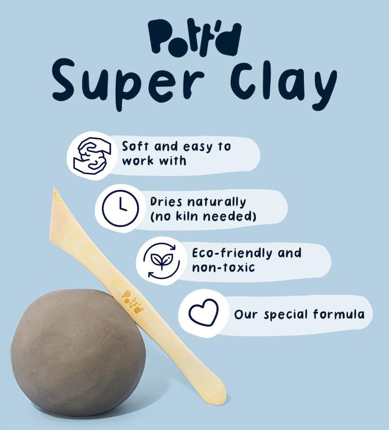 K&ouml;nnte beinhalten: Ein brauner lufttrocknender Ton mit einem Holz-Modellierwerkzeug. Der Ton ist mit "Pott'd" beschriftet und der Text "Super Clay" befindet sich oben im Bild. Das Bild enth&auml;lt auch Symbole und Text, die die Eigenschaften des Tons beschreiben: weich und einfach zu verarbeiten, trocknet nat&uuml;rlich (kein Brennofen erforderlich), umweltfreundlich und ungiftig, und unsere spezielle Formel.