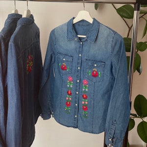Jeans portables Kalocsa brodés à la main en Hongrie, chemisier en jean, chemisier paysan, jeans brodés, RE brodé hongrois