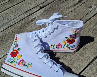 Handbestickte Schuhe mit schönen ungarischen Kalocsa Blumen