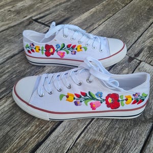 Handgeborduurde schoenen met mooie Hongaarse Kalocsa-bloemen, maat 37 Eu