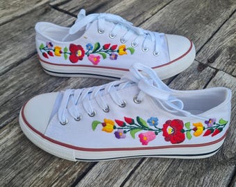 Hand Embroidered Shoes with Kalocsa Floral Design (EU Size 40)