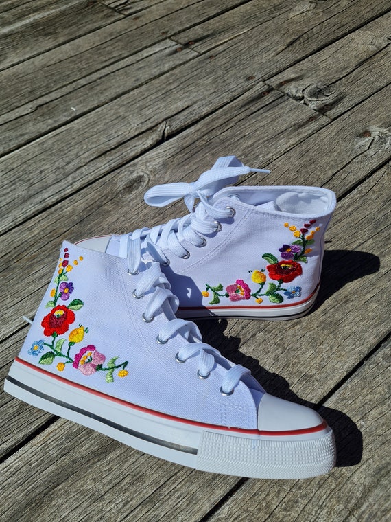 日本全国送料無料商品 特集 Hand Embroidered Shoes With Lovely Hungarian Kalocsa Flowers 靴