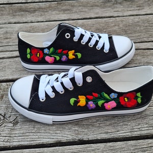 Hand geborduurde schoenen met mooie Hongaarse Kalocsa bloemen 39 maat
