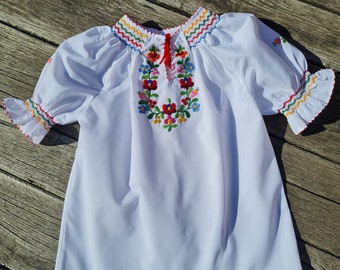 Blusa floral blanca bordada a mano húngara, blusa boho tradicional campesina tradicional Matyo para niñas pequeñas, moda popular para niños